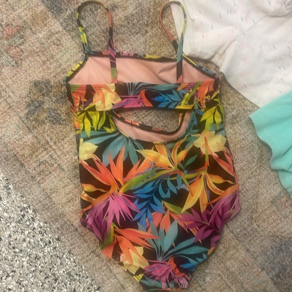 Cat & Jack Rashguard Set + Tropical Floral cutout Swimsuit + 2 Cover Ups (M 7/8) - Picture 6 of 7